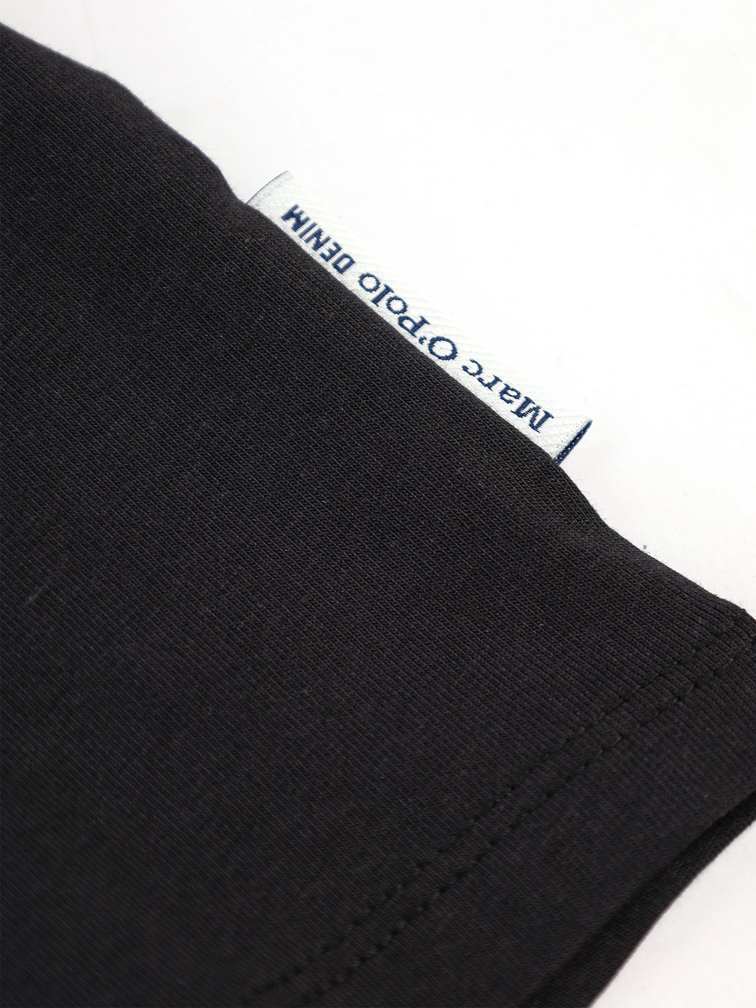 Футболка черного цвета из смесового хлопка